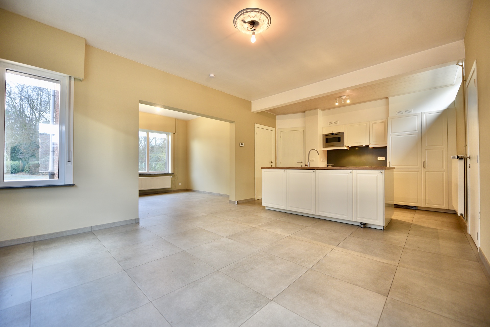 Half-open gerenoveerde woning met 4 slpk, tuin, garage voor 387.000 EUR  - foto 4