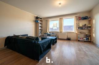 Dit duplex appartement is centraal gelegen in een rustige zijstraat van de Langestraat, net buiten het kloppend hart van centrum Brugge. De indeling is als volgt: inkom, gastentoilet, woonkamer, aparte keuken met aanpalend terras, berging/wasplaats, 1 slaapkamer. Op het verdiep: 2 slaapkamers waarvan één met grote inbouwkast, badkamer (douche, 2 wastafels, toilet). Inclusief privé (fietsen)berging achteraan het gebouw. Het appartement is op heden verhuurd aan een correcte huurder. Mogelijkheid tot aankoop van een autostaanplaats achteraan het gebouw.