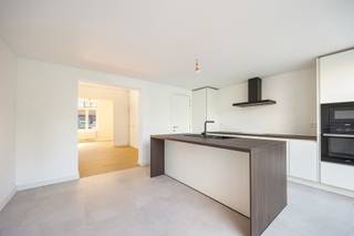 <p><span><strong>Karaktervolle &amp; volledig gerenoveerde charmewoning op toplocatie bij het Park<br /></strong>Ben je op zoek naar een stijlvolle, <strong>instapklare woning</strong> op een boogscheut van het Park van Schoten? Deze in 2026 grondig <strong>gerenoveerde charmewoning</strong> combineert modern wooncomfort met een gezellige sfeer op een rustige, maar uiterst centrale locatie.</span></p>
<p><span><strong>INDELING VAN DE WONING</strong></span></p>
<p><span><strong><u>Gelijkvloers<br /></u></strong>Uitnodigende<strong> inkomhal</strong> met afzonderlijk gastentoilet. De lichtrijke <strong>leefruimte</strong> (ca. 24 m²) vloeit naadloos over in de royale, open <strong>leef- en eetkeuken</strong> (ca. 19 m²), die volledig is uitgerust met hedendaagse inbouwtoestellen.</span></p>
<p><span><strong><u>Eerste verdieping<br /></u></strong>Nachthal met toegang tot een royale <strong>hoofdslaapkamer</strong> (ca. 17 m²) en een stijlvolle, ruime<strong> badkamer</strong> (ca. 12 m²) voorzien van een comfortabele inloopdouche, dubbele lavabo en toilet.</span></p>
<p><span><strong><u>Tweede verdieping<br /></u></strong>Tweede nachthal die leidt naar <strong>twee extra slaapkamers</strong> (ca. 12m² en 8m²), ideaal als kinder-, gasten- of werkkamer.</span></p>
<p><span><strong>BUITENRUIMTE<br /></strong>De fraai aangelegde<strong> tuin</strong> is een absolute troef. Dankzij de gunstige <strong>west-oriëntatie</strong> geniet je hier van 's middags tot in de late avonduren van de zon.</span></p>
<p><span><strong>KORTOM<br /></strong><strong>* Toplocatie: </strong>gelegen in een rustige straat, op wandelafstand van het Park van Schoten, het bruisende centrum en het openbaar vervoer.</span><br /><span><strong>* Instapklaar (renovatie dd. 2026):</strong> zorgeloos verhuizen naar een volledig vernieuwde woning met behoud van charme.</span><br /><span><strong>* Zonnige west-tuin:</strong> optimaal genieten van de middag- en avondzon.</span><br /><span><strong>* Modern comfort:</strong> energiezuinige gascondensatieketel (Vaillant) en nieuw PVC-schrijnwerk met dubbele beglazing.<br /><br /><strong>BEWOONBARE OPPERVLAKTE<br /></strong><span>De vermelde “bewoonbare oppervlakte” is gebaseerd op de “bruikbare vloeroppervlakte” zoals vermeld in het EPC.</span><br /></span></p>