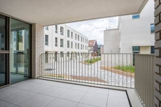 <p>Interesse in dit pand? Neem voor bijkomende informatie of het maken van een afspraak rechtstreeks contact op met Steven Plompen via <strong>+32 498 61 58 86</strong> of <strong>steven@copandi.be</strong>.</p><p></p><p>Dit nieuwbouw gelijkvloers appartement met 2 slaapkamers is ideaal gelegen, op wandelafstand van het centrum van Mechelen, het station, scholen en winkels. Het appartement maakt deel uit van project Maarten op de site van het voormalige ziekenhuis in de Leopoldstraat en werd net opgeleverd . Het appartement wacht m.a.w. op een 1e bewoner.</p><p>Een staanplaats in de ondergrondse parking is inbegrepen in de prijs.</p><p>De gemeenschappelijke kosten bedragen 80 euro/maand.</p><p></p><p>Uiteraard kan u bij dit appartement rekenen op alle moderne comfort, gaande van vloerverwarming, warmtepompen, ventilatiesysteem type D en een E-peil lager dan 30. De verbruikskosten voor dit appartement zullen dus zeer beperkt blijven.</p><p></p><p>De indeling omvat een inkomhal, twee ruime slaapkamers, een badkamer met douche en lavabo, apart toilet en een ruime leefruimte met open keuken, eet- en zithoek. Als afsluiter beschikt het appartement over een aangenaam en ruim terras met zuid-west oriëntatie.</p><p></p><p>✅ Nieuwbouwproject Maarten<br />✅ 2 slaapkamers<br />✅ Zuid-west gericht terras <br />✅ E-peil < 30<br />✅ Warmtepomp en vloerverwarming<br />✅ Centrale ligging nabij station en centrum</p>