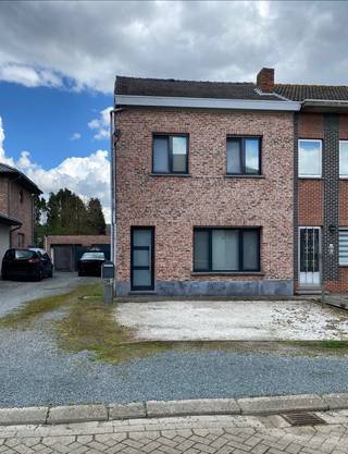 Deze charmante halfopen bebouwing biedt een uitstekende basis voor wie op zoek is naar een gezellige woning met potentieel. <br /><br />De woning is goed onderhouden en kan naar eigen smaak worden opgefrist, waardoor u er meteen uw eigen thuis van maakt.<br /><br />Bij het betreden van de woning komt u binnen in een inkomhal met verwarming.<br />Vanuit de hal heeft u toegang tot zowel de woonkamer als de keuken. <br />De woonkamer is voorzien van parket, centrale verwarming en een rolluik, wat zorgt voor extra comfort en privacy.<br /><br />Aansluitend bevindt zich de lichtrijke, vernieuwde keuken (eind 2021), uitgerust met tegelvloer en rolluik. <br />Vanuit de keuken komt u in de aangename veranda met verwarming, die uitgeeft op een praktische berging/washok met toilet. <br />Via een schuifdeur bereikt u de noord-oost georiënteerde tuin, waar u in alle rust kan genieten.<br /><br />De ruime oprit biedt toegang tot de tuin en de garage/opslagruimte, wat zorgt voor extra gebruiksgemak en voldoende parkeermogelijkheden.<br /><br />Op de eerste verdieping is de volledige vloer afgewerkt met novylon.<br />De trap komt uit in een ruime badkamer, voorzien van een dubbele lavabo, hoekbad, douche en toilet.<br /><br />Via een korte trap bereikt u de nachthal met drie slaapkamers: één grote en twee kleinere kamers, allemaal uitgerust met rolluiken.<br /><br />De zolder is bereikbaar via een ladder en biedt extra opbergruimte.<br /><br />De woning is gelegen in een kindvriendelijke buurt met een gunstige ligging nabij winkels, scholen en een park.<br /><br />Kortom, een ideale gezinswoning met veel potentieel op een aantrekkelijke locatie.<br />