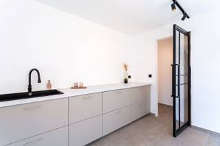 Volledig gerenoveerde, instapklare woning (196 m²) met 5 slaapkamers, moderne keuken & tuinIn het hart van Zwijndrecht vind je deze volledig...