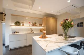 Aan de Tongersesteenweg 205 staat deze charmante en tegelijk imposante woning in Engelse cottagestijl. Achter een discrete poort, verscholen...