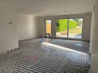 Super energiezuinige HOB met véél lichtinval. Instapklaar afgewerkt (behalve keuken) naar eigen keuzes van vloer, deuren en sanitaire toestellen! 390m² grondoppervlakte en heerlijk ZONGERICHT terras met mooie rechthoekige tuin. Oprit, terras, afsluitingen, gras, ... volledig aangelegd! 3 slaapkamers met 1 op het gelijkvloers en 1 super grote met dressingmogelijkheid ! 10x zonnepalenen van 445W + lucht-water warmtepomp merk Buderus ! Kortom, deze prachtige nieuwbouwwoning in Zottegem is de ideale plek om te wonen. Met alle comfort, luxe en ruimte die u zich maar kunt wensen, kunt u hier heerlijk genieten van het leven.<br />Meer info op www.JUNOvastgoed.be met download zoals plannen, ...
