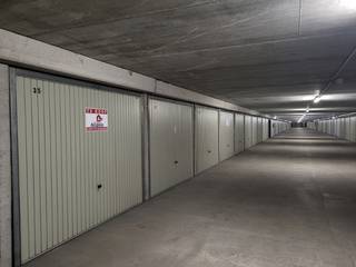 Spacious, enclosed garage (No. 3035) located beneath the Zeedijk in Oostduinkerke is for sale.<br />This garage is situated near Barkenstraat.<br />Please feel free to contact us for more information.