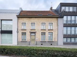 La Maison du Juge, datant du milieu du XIXᵉ siècle, est une propriété particulièrement spacieuse et pleine de caractère, située au centre de Lievegem, à seulement 20 minutes de Gand.<br /><br />La maison offre une expérience de vie authentique avec cinq chambres, deux salles de bains et une surface habitable d’environ 316 m², implantée sur un terrain de 650 m².<br /><br />Ce bien historique, doté de confort moderne, séduit par son style de caractère avec la préservation des sols carrelés d’origine, des parquets et des poutres authentiques.<br /><br />Le jardin arboré, avec un carport pour deux voitures et un abri de jardin à l’arrière, offre un cadre de vie privé et paisible. Grâce à sa situation au cœur du village, vous profitez de la proximité urbaine sans compromettre votre intimité.<br /><br />Un lieu de vie calme et unique au cœur de Lievegem, avec une connexion directe vers Gand.