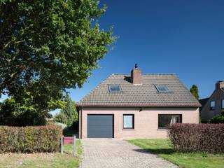 Schrijf u in via de website van de makelaar voor een bezoek. In een rustige, groene woonwijk aan het einde van een doodlopende straat in Drongen, staat deze vrijstaande woning midden in een royale tuin. Met een 205 m² bewoonbare oppervlakte, vijf slaapkamers en twee badkamers voorziet deze eigendom ruimte in overvloed voor uw gezin.<br /><br />Via de lichte inkomhal en stijlvolle deuren stapt u de open leefruimte binnen. Grote ramen zorgen voor een zee van licht en zicht op het omringende groen. De zithoek met sfeervolle haard nodigt uit tot gezellige avonden, terwijl de eethoek via een grote raampartij aansluit op het terras en de tuin. Warme vloeren in houtlook, zwarte spots en slanke designradiatoren geven het geheel een eigentijdse, rustige uitstraling.<br />De keuken is strak ingericht met moderne inbouwtoestellen en een kookeiland, dat voldoende ruimte biedt voor een ideale kookervaring. Bovendien kijkt wie achter het aanrecht staat, zo uit op de tuin.<br /><br />Op het gelijkvloers liggen ook twee slaapkamers, ideaal als bureau, logeer- of speelkamer én een volledig ingerichte badkamer met bad en douche. Een elegante trap met houten treden leidt naar de verdieping, met nog drie gezellige, lichtrijke slaapkamers onder het dak en een tweede badkamer die nog in te richten is. De leidingen en het toilet zijn reeds aanwezig. <br /><br />Buiten wacht een heerlijk groene tuin rondom de woning, met een ruim gazon, mooie bomen en hagen die voor privacy zorgen. Hier geniet u op het terras van lange zomeravonden. Een inpandige garage en een ruime oprit bieden plaats voor meerdere wagens.<br /><br />Kortom, een instapklare gezinswoning met ademruimte, in een gegeerde woonomgeving dicht bij de stad.<br />Interesse? Mail gerust op alain@makelaarshuys.be