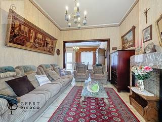 Aan de J. Ectorstraat 53 te Landen treffen we deze ruime rijwoning met gezellige stadstuin.<br />Het commerciële centrum, het station en vele sportfaciliteiten liggen eveneens op wandelafstand.<br />Landen is uiteraard gekend voor zijn goede bereikbaarheid, het treinstation en de nabijheid van de op- en afritten van de E40.<br /><br />We betreden de woning via de leefruimte die opgedeeld is in een eetplaats en een gezellige zitkamer. Aansluitend ligt de centrale trappenhal die doorgang geeft naar de keuken, de badkamer met apart toilet en de veranda met extra bijkeuken. Er is eveneens een tweede inkomhal die rechtstreeks toegang geeft tot de veranda.<br /><br />Genieten van de nodige rust kan in de Z-W georiënteerde stadstuin met ruime tuinberging<br /><br />Via de trappenhal begeven we ons naar de bovengelegen slaapvertrekken waar zich de vijf kamers bevinden. De tussenverdieping voorziet twee aansluitende slaapkamers. De eerste verdieping beschikt over twee ruime slaapkamers en één kleine kamer.<br /><br />De zolderverdieping is bereikbaar via een vaste trap en kan omgevormd worden tot extra woongelegenheid.<br /><br />De woning voorziet eveneens een zeer ruime kelderberging die dienst kan doen als koele berging.<br /><br />Ben je op zoek naar een leuke stadswoning met een bruikbare oppervlakte circa 290m² dan is dit pand zeker een bezoekje waard!<br /><br /><br />Ben je op zoek naar een woning, dichtbij het centrum en het treinstation van Landen, dan is dit misschien jouw nieuwe thuis!<br />