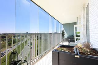 <p><span>Vanop de </span><span>8ste en bovenste verdieping</span><span> woon je hier letterlijk boven de stad, met een open uitzicht en een aangenaam gevoel van ruimte en licht. Dit recente appartement combineert hedendaags wooncomfort met een verrassend </span><span>groene en vlot bereikbare ligging</span><span>, vlakbij </span><span>Park Spoor Oos</span><span>t en met een snelle verbinding naar het centrum.</span></p><p><span> </span></p><p><span>De leefruimte baadt in het </span><span>licht</span><span> dankzij de grote raampartijen en loopt naadloos over in het terras, waar je in alle rust kan genieten van het uitzicht over de omgeving. De </span><span>open keuken</span><span> sluit mooi aan bij het geheel en maakt van de leefruimte een open en gezellige plek. Verder zijn er </span><span>twee volwaardige slaapkamers</span><span>, beide met toegang tot het terras, een badkamer en een praktische berging.</span></p><p><span> </span></p><p><span>Indeling</span></p><p><span>- inkomhal met vestiaire</span></p><p><span>- lichtrijke leefruimte</span></p><p><span>- open keuken</span></p><p><span>- slaapkamer 1</span></p><p><span>- slaapkamer 2</span></p><p><span>- badkamer met inloopdouche</span></p><p><span>- apart toilet</span></p><p><span>- aparte berging</span></p><p><span>- terras met uitzicht (circa 30m</span><span><sup>2</sup></span><span>)</span></p><p><span>- extra kelderberging</span></p><p><span>- autostaanplaats aan te kopen aan €27.000</span></p><p><span> </span></p><p><span>Troeven</span></p><p><span>- bovenste verdieping</span></p><p><span>- open uitzicht</span></p><p><span>- veel lichtinval</span></p><p><span>- vlotte bereikbaarheid</span></p><p><span>- bouwjaar 2018</span></p><p><span> </span></p><p><span>Ben jij geïnteresseerd in dit appartement te koop in Borgerhout? Ben je op zoek naar ander vastgoed of wens je de waarde van jouw eigendom te kennen? Dan ben je bij BOLT Immo aan het juiste adres! We helpen jou graag verder! Bel 03/568.68.06 of mail <span>info@bolt.immo</span></span></p><p><span> </span></p><p><span> </span></p><p><span> </span></p><p><span> </span></p>