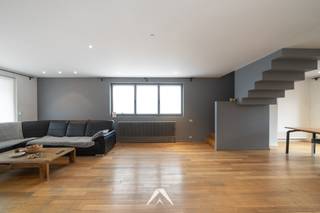 <p>Bent u op zoek naar een ruim appartement in een<span> </span><strong>groene en rustige omgeving, maar toch dicht bij alle voorzieningen</strong>? Dit lichtrijke duplex-appartement ligt aan het Kasteelpark in Heule en combineert een aangename ligging met comfort en bereikbaarheid.</p>
<p>Het appartement bevindt zich op de derde en vierde (bovenste) verdieping van het gebouw, wat zorgt voor extra privacy, veel lichtinval en een open gevoel.</p>
<p>Op de eerste woonverdieping bevindt zich de ruime leefruimte met zit- en eethoek, die uitgeeft op<span> </span><strong>twee terrassen</strong><span> </span>waar u op elk moment van de dag van de buitenruimte kunt genieten. De ruimtes zijn afgewerkt met een<span> </span><strong>warme parketvloer en stijlvolle glazen deuren</strong><span> </span>die de verschillende zones op een elegante manier van elkaar scheiden.</p>
<p>De volledig uitgeruste<strong><span> </span>keuken is mooi afgewerkt met inox werkbladen</strong><span> </span>en sluit praktisch aan op de leefruimte. Op deze verdieping bevindt zich ook een extra kamer die perfect kan dienen als slaapkamer, bureau of hobbyruimte.</p>
<p>De bovenverdieping beschikt over twee slaapkamers, een toilet, een berging en twee badkamers, wat het appartement bijzonder comfortabel maakt voor gezinnen of wie graag wat extra ruimte heeft.</p>
<p>Een bijkomende troef is de mogelijkheid om een<span> </span><strong>ondergrondse garage optioneel bij aan te kopen</strong>. Daarnaast zijn er ook bovengrondse parkeermogelijkheden aanwezig.</p>
<p><strong>Troeven:<br /></strong>✅ 168 m² bewoonbare oppervlakte<br />✅ Ligging aan het Kasteelpark in Heule<br /><strong>✅ Gelegen op bovenste verdieping</strong><br />✅ 3 slaapkamers en 2 badkamers<br /><strong>✅ 2 terrassen met terrasberging</strong><br />✅ Kwalitatieve, duurzame afwerking<br /><strong>✅ Ondergrondse garage optioneel bij te kopen</strong><br />✅ EPC B</p>
<p>Interesse? Neem gerust contact op voor meer informatie over de bezoekmomenten.<br />Het appartement is momenteel verhuurd. Bezoeken gebeuren daarom in overleg en met respect voor de huidige huurder.</p>