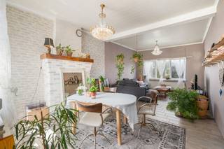 [[ DIT PAND NEEMT DEEL AAN DE ERA OPEN HUIZEN DAG OP 13/6 VAN 13:00 TOT 14:00 ]]
<p><strong>Op zoek naar een woning met ruimte, licht en tal van mogelijkheden?</strong> Dan is deze halfopen bebouwing aan de Assenedesteenweg 255 in Zelzate een bezoek waard.</p>

<p>Deze stevig gebouwde woning biedt een uitstekende basis voor wie op zoek is naar een comfortabele gezinswoning met enorm veel potentieel. Bij het ontwerp werd duidelijk aandacht besteed aan een aangename lichtinval en ruime leefruimtes, wat zorgt voor een open en uitnodigende sfeer doorheen de hele woning.</p>

<p>De benedenverdieping beschikt over een ruime leefruimte met een directe verbinding naar de keuken, waardoor een praktische en gezellige woonomgeving ontstaat. Verder vindt u een verzorgde badkamer uitgerust met zowel een ligbad als een inloopdouche, ideaal voor optimaal dagelijks comfort.</p>

<p>Een extra troef is de polyvalente ruimte op het gelijkvloers. Deze veelzijdige kamer sluit rechtstreeks aan op het zonnige terras en de tuin en kan perfect ingericht worden als hobbyruimte, bureau, speelkamer of extra leefruimte, volledig afgestemd op uw wensen.</p>

<p>Op de eerste verdieping bevinden zich drie volwaardige slaapkamers, waardoor deze woning uitermate geschikt is voor gezinnen of wie graag extra ruimte ter beschikking heeft.</p>

<p>Ook praktisch scoort deze woning sterk dankzij de aanwezigheid van een garage en een private oprit, wat zorgt voor voldoende parkeergelegenheid en extra opslagmogelijkheden.</p>

<p>Tot slot beschikt de woning over een gunstig EPC-label C, wat een mooie energieprestatie garandeert zonder onmiddellijke renovatieverplichtingen. Een interessante opportuniteit voor wie op zoek is naar een solide woning met toekomstpotentieel in Zelzate.<br /><br /><strong>UW DROOMHUIS? ZO GEVONDEN!</strong></p>