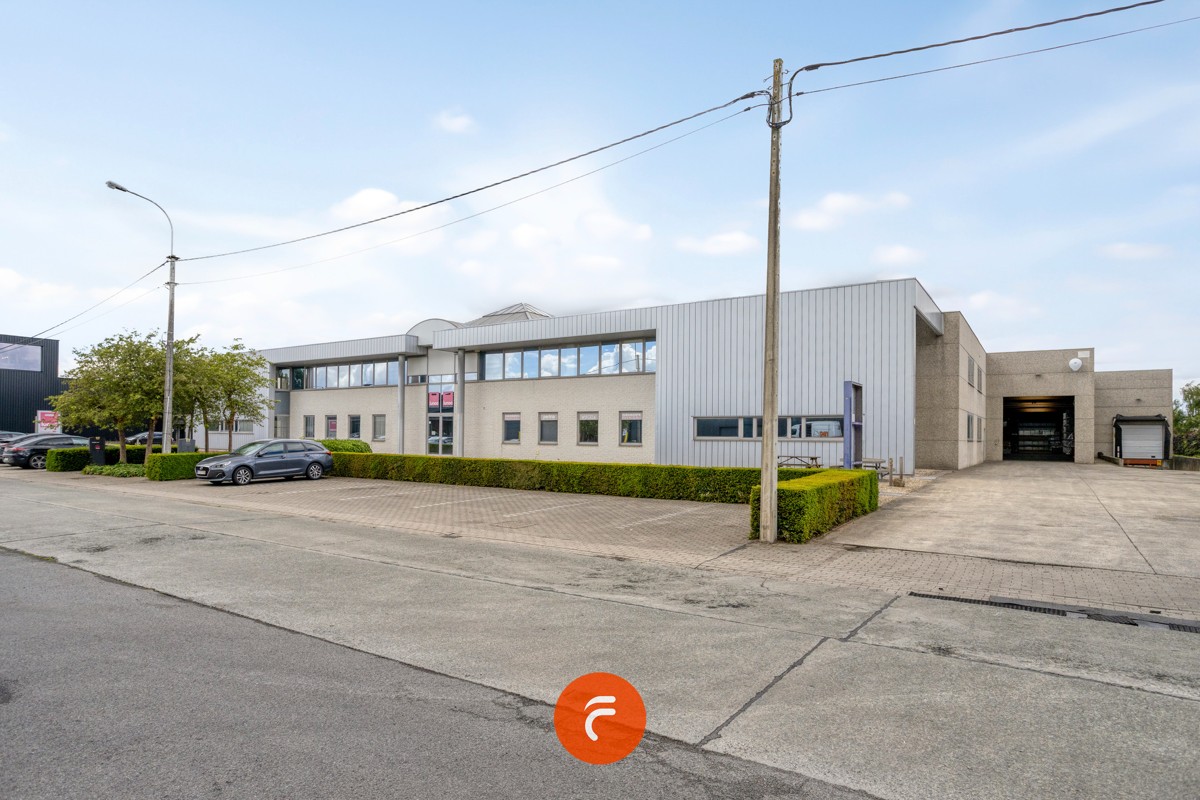 Bedrijfsgebouw met 1822 m2 kantoorruimte en 6315 m2 magazijn op 100 % privaat terrein van 11.266 m2 - foto 5