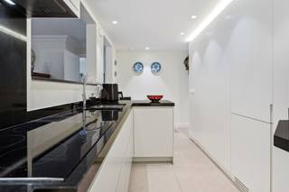 Instapklaar gelijkvloers appartement met 2 slaapkamers met ensuite badkamers, bureau en ruim terras + mogelijkheid ondergrondse autostaanplaats met berging.<br /><br />Ontdek dit uitzonderlijk gelijkvloers appartement, gebouwd in 2019 met oog voor detail, comfort en energiezuinigheid. Deze woning biedt het perfecte evenwicht tussen modern wooncomfort, hoogwaardige afwerking en een rustige doch centrale ligging, dichtbij het centrum en omgeven door groen.<br /><br />Indeling: Bij het binnenkomen wordt u verwelkomd in een lichtrijke leefruimte die dankzij de grote raampartijen baadt in natuurlijk licht. De ruime woonkamer en eetplaats vormen samen een harmonieuze leefomgeving met directe toegang tot het zonovergoten terras en de verzorgde gemeenschappelijke tuin.<br /><br />De halfopen, volledig uitgeruste keuken is stijlvol geïntegreerd en sluit aan op een praktische berging met ingemaakte kasten en aansluitingen voor wasmachine en droogkast.<br /><br />Het appartement beschikt over twee volwaardige slaapkamers, elk met een eigen ensuite badkamer, wat garant staat voor optimaal comfort en privacy. De derde kamer is momenteel ingericht als een stijlvolle bureauruimte met op maat gemaakte kasten, perfect voor thuiswerk of als extra logeerkamer.<br /><br />Tot slot is er een ondergrondse autostaanplaats met privatieve berging welke optioneel bij aan te kopen is @ € 35.000.<br /><br />Bijzonderheden: Energiezuinig - Vloerverwarming - Groot privatief terras en gemeenschappelijk tuin - 2 slaapkamers met elk een eigen badkamer - Bureau of polyvalente ruimte - Algemene onkosten bedragen € 171,2 euro / maand