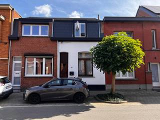 Deze comfortabele woning met energiescore B wordt snel een knusse thuis voor wie centraal doch rustig wil wonen in Brasschaat. Op wandelafstand van winkels, diensten, scholen, ... maar ook van het prachtige gemeentelijke park met sportfaciliteiten en het groene Peerdsbos met tal van ontspanningsmogelijkheden. Gelijkvloers vinden we naast de inkomhal, een woonkamer met open trap, keuken en badkamer. Vanuit de keuken toegang naar groot terras en mooie tuin met tuinberging. Op de eerste verdieping vinden we 2 ruime slaapkamers en hogerop een zeer ruime zolderberging met veluxraam, bereikbaar via uitschuiftrap. De woning is deels onderkelderd. Centrale verwarming d.m.v. cvketel op gas (hoogrendementsketel) en radiatoren, dubbele beglazing (achteraan boven rolluiken), recente muurisolatie achteraan en vernieuwde dakbekleding. De woning is asbestveilig. Voor verdere informatie of plaatsbezoek info@batimmo-vastgoed.be of 0473/45.77.37.