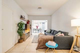 Op zoek naar een instapklare stadswoning met karakter, comfort én een gezellige buitenruimte? Deze verrassend ruime woning, oorspronkelijk gebouwd in 1938, werd door de jaren heen grondig en eigentijds gerenoveerd. <br /><br />Dankzij de gunstige ligging aan de stadsrand geniet u bovendien van een uitstekende bereikbaarheid en een vlotte verbinding met de binnenstad, het openbaar vervoer en diverse verbindingswegen.<br /><br />Bij het binnenkomen verwelkomt de woning u met een aangename inkomhal die leidt naar de bijzonder luchtige en sfeervolle leefruimte. Aansluitend bevindt zich de recent gerenoveerde, volledig ingerichte keuken, met daarachter een praktische in 2025 vernieuwde badkamer . <br /><br />Deze is uitgerust met een inloopdouche, dubbele lavabo, toilet en aansluitingen voor wasmachine en droogkast.<br /><br />Een absolute troef is de aangename buitenruimte. Vanuit de woning bereikt u het gezellige terras en de onderhoudsvriendelijke binnentuin. Daarnaast beschikt de woning over een gerenoveerde tuinberging, die extra praktische bergruimte biedt.<br /><br />Op de eerste verdieping bevinden zich, bereikbaar via de nachthal, twee ruime slaapkamers. De woning biedt hiermee een comfortabele en praktische indeling, ideaal voor wie centraal en toch rustig wil wonen.<br /><br />Ook technisch scoort deze woning uitstekend: de elektrische installatie is gekeurd, de woning is asbestveilig en er geldt geen energetische renovatieplicht.<br /><br />Een karaktervolle en gerenoveerde woning met een aangename tuin, twee ruime slaapkamers en een uitstekende ligging — absoluut het ontdekken waard!