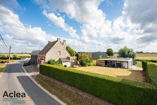 Deze eigendom vinden we terug op het 'Mollekot' in Watervliet, een uiterst rustige locatie waar u kan genieten van open zichten op de velden rondom. De woning is gelegen in woongebied met landelijk karakter waardoor er heel wat mogelijkheden zijn. De bestaande woning kan volledig gerenoveerd worden, maar ook afbraak en heropbouw als alleenstaande woning behoren tot de opties. Dankzij de ruime straatbreedte geniet u van een vlotte inplanting en extra mogelijkheden voor architectuur en indeling. Het perceel biedt een ideale plek voor wie rust en ruimte weet te waarderen. De ideale zuidwest gerichte oriëntatie zorgt ervoor dat het heerlijk genieten is in de tuin op zonnige dagen of lange zomeravonden.<br /><br />Deze eigendom vormt de perfecte basis voor wie droomt van een nieuwbouwproject op maat of een grondige renovatie met behoud van karakter. De rustige ligging in Watervliet combineert landelijk wonen met een vlotte bereikbaarheid naar Eeklo, Maldegem en de Nederlandse kust.<br /><br />Indeling als volgt: <br />- ruime woonkamer vooraan<br />- eetplaats<br />- keukenruimte<br />- achterinkom<br />- badkamer<br />- 2 slaapkamers op het verdiep<br />- ruime zolder/overloop<br />- ruime zuidwest gerichte tuin met open zichten<br /><br />De eigendom is vrij bij akte!<br /><br />Maak snel uw afspraak en kom de mogelijkheden ter plaatse ontdekken.<br />09/377 31 77