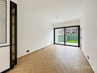 Welkom in de Joris Helleputtestraat 34, een rustige straat op een aangename locatie nabij het prachtige Te Boelaerpark.<br /><br />Dit gelijkvloerse appartement werd recent volledig gerenoveerd en opgeleverd, met veel aandacht voor kwaliteit en detail.<br />U komt binnen via een ruime inkomhal, waar voldoende plaats is voor het voorzien van een vestiairekast. Aansluitend bevindt zich het gastentoilet, stijlvol afgewerkt met keramische tegels.<br />Via de hal bereikt u de royale leefruimte van maar liefst 40 m², met een volledig nieuwe open keuken voorzien van hoogwaardige toestellen: een AEG-koelkast en aparte diepvriezer, AEG-inductiekookplaat, AEG-oven en microgolfoven, vaatwasser en spoelbak. De leefruimte biedt alle mogelijkheden om een gezellige zithoek te creëren en beschikt bovendien over voldoende plaats voor een ruime eettafel met zicht op de tuin.<br /><br />Het appartement telt twee ruime slaapkamers van 11 m² en 16 m². De master bedroom bevindt zich aan de voorzijde, terwijl de tweede slaapkamer aan de tuinzijde gelegen is.<br />Ook de badkamer werd met veel aandacht voor comfort en uitstraling afgewerkt. Ze beschikt over een dubbele lavabo met meubel, een ruime inloopdouche met regendouche, een toilet en een praktische inbouwkast met aansluitingen voor een wasmachine en droogkast.<br /><br />Het volledige appartement geniet van vloerverwarming, aangestuurd door een nieuwe condensatieketel van Vaillant &amp; drie dubbele beglazing. De stijlvolle visgraatparket zorgt daarnaast voor een warme en hoogwaardige uitstraling.<br />En last but not least: de absolute troef is de ruime tuin van maar liefst 92 m², waar u heerlijk kunt genieten van de aangename namiddagzon.<br />Geniet ook van de talloze toffe eetzaakjes in de buurt zoals Foodbar Deprince!