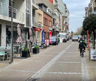 Een veelzijdige winkelruimte in centrum Bredene van 49 m², ideaal als atelier, kantoor, schoonheidssalon of creatieve werkplek. De ruimte is licht...