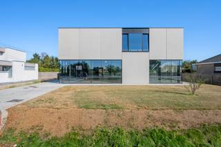 Uitzonderlijk modern en stijlvol nieuwbouw handelsruimte/kantoorruimte/showroom met een oppervlakte van 390 m² te huur. Uitstekend gelegen langs én met fenomenale visibiliteit van de N60 met onmiddellijke verbinding naar de E17. <br />De mooie glaspartijen benadrukken de moderne en open uitstraling van de ruimte met een overvloed aan natuurlijk lichtinval. Het gebouw biedt ruime parkeermogelijkheden en is omgeven door veel groen.<br /><br />Mogelijkheid bijhuren bovenverdieping van nog eens 170m². Onmiddellijk beschikbaar<br /><br />Heeft u interesse in meer informatie of wilt u een afspraak inplannen? Aarzel dan niet om contact op te nemen met Henry Van Tornhout - KMO Vastgoed op het nummer +32 474 13 37 93 of stuur een e-mail naar henry@kmovastgoed.be.
