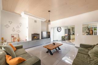 Op een gunstige en vlot bereikbare ligging in Desselgem vinden we deze verrassend ruime en karaktervolle woning langs de Gentseweg. Dankzij de centrale ligging geniet u hier van een uitstekende bereikbaarheid, terwijl winkels, scholen, horeca en dagelijkse voorzieningen zich op korte afstand bevinden. Ook belangrijke verbindingswegen zijn vlot bereikbaar.<br /><br />Met maar liefst 236 m² bewoonbare oppervlakte biedt deze woning bijzonder veel ruimte en mogelijkheden voor gezinnen die comfortabel willen wonen.<br /><br />PLUSPUNTEN:<br />* RUIME BEWOONBARE OPPERVLAKTE 236 m²<br />* RENOVATIE 2018<br />* ELEKTRICITEIT CONFORM TOT 2046<br />* PERFECTE STAAT VAN ONDERHOUD<br />* VOLLEDIG AANGELEGDE EN AFGESLOTEN TUIN<br /><br />INTERIEUR:<br />GELIJKVLOERS: U komt binnen via de ruime inkomhal. Vanuit deze ruimte is er toegang tot de vestiaire met gastentoilet en de gezellige woonkamer. De leefruimte combineert een aangename zithoek met een sfeervolle eetplaats en houthaard, wat zorgt voor een warme en gezellige woonbeleving.<br /><br />Aansluitend bevindt zich de volledig open keuken, die mooi in verbinding staat met de leefruimte. De keuken beschikt over een praktisch keukeneiland en is uitgerust met alle hedendaagse comfort, waaronder een oven, microgolf, vaatwasser, inductiekookplaat, dubbele lavabo en dampkap.<br /><br />Verder op het gelijkvloers bevindt zich de badkamer, uitgerust met een dubbele lavabo met meubel, toilet en ligbad met mogelijkheid tot douchen. Daarnaast is er nog een handige wasplaats/technische ruimte. Een kelder zorgt bovendien voor extra praktische bergruimte.<br /><br />VERDIEPING:<br />Op de eerste verdieping bevinden zich drie slaapkamers (9,66 m² | 15,70 m² | 25,50 m²), waarvan één slaapkamer voorzien is van een dressing. De derde slaapkamer is momenteel ingericht als een gezellige mancave. Hier werd bovendien een trap geplaatst die toegang geeft tot een extra mezzanine, wat een bijzonder leuke en veelzijdige ruimte creëert. Vanuit deze kamer is er eveneens toegang tot de geïsoleerde opbergzolder.<br /><br />EXTERIEUR:<br />Ook buiten heeft deze woning heel wat te bieden. De tuin werd volledig aangelegd en wordt bijzonder verzorgd onderhouden. Dankzij de verschillende terrassen zijn er meerdere mogelijkheden om optimaal van de buitenruimte te genieten.<br /><br />Het terras in blauwsteen klinkers sluit mooi aan bij de woning, terwijl het bijkomende houten terras een extra gezellige plek vormt om te ontspannen, te genieten van een aperitief of gezellig samen te tafelen. In de tuin bevindt zich bovendien een ruime tuinberging, ideaal voor tuinmateriaal en extra opslag.