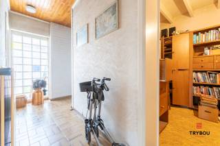 Op zoek naar een woning met uitzonderlijk veel ruimte én mogelijkheden? Deze veelzijdige eigendom biedt een indrukwekkende bewoonbare oppervlakte van maar liefst 600 m² en combineert wonen, werken en investeren op één locatie.<br /><br />Bij het betreden van de woning komt u terecht in een ruime inkomhal die toegang geeft tot verschillende functionele ruimtes. Op het gelijkvloers vindt u onder meer een gezellige leefruimte, een keuken, badkamer en meerdere praktische bergingen en een slaapkamer. Daarnaast is er een extra ruimte die perfect kan dienen als bureau, ideaal voor thuiswerk of een vrij beroep.<br /><br />Een absolute troef is de aanwezige winkelruimte, wat deze eigendom bijzonder interessant maakt voor zelfstandigen of wie wonen en werken wil combineren. Verder beschikt de woning over een kelder en garage, wat zorgt voor extra opslagmogelijkheden.<br /><br />Bovendien is er de mogelijkheid tot het aankopen van een loods van 140 m², wat extra opportuniteiten biedt voor opslag, hobby’s of professionele activiteiten.<br /><br />Op de bovenverdieping bevinden zich maar liefst vier volwaardige slaapkamers en een voutekamer, wat deze woning uitermate geschikt maakt voor grote gezinnen of wie nood heeft aan extra ruimte.<br /><br />Kortom, een unieke eigendom met enorm veel potentieel voor wie ruimte, flexibiliteit en mogelijkheden centraal stelt.<br /><br />📞 Interesse? Contacteer Thijs:<br />📲 051 57 54 61<br />📧 thijs@grouptrybou.be<br /> | friedel@grouptrybou.be