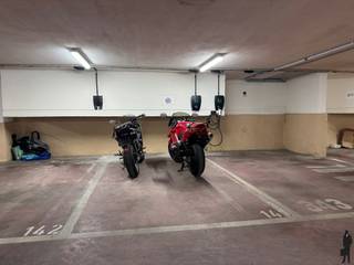 Autostaanplaats met laadpaal in ondergrondse garage op goede locatie!