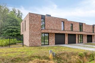 <p>Ben je op zoek naar een instapklare BEN-nieuwbouwwoning met 4 slaapkamers in Hasselt? Dan is deze stijlvolle gezinswoning in de Zestienbundersstraat zeker een bezoek waard. Op een mooi perceel van 6a83 geniet je van hedendaags wooncomfort, een hoogwaardige afwerking en een zonnige, zuidoostgerichte tuin.</p><p>De moderne architectuur met plat dak, warme gevelsteen en grote raampartijen zorgt voor een tijdloze uitstraling en een aangename, natuurlijke lichtinval in elke ruimte. De woning werd volledig afgewerkt én geschilderd, waardoor je zonder extra zorgen meteen kunt verhuizen.</p><p>Op het gelijkvloers kom je binnen in een ruime inkomhal die toegang geeft tot de lichtrijke leefruimte. Dankzij de grote ramen staan binnen en buiten mooi met elkaar in verbinding. De open keuken vormt het hart van de woning en sluit naadloos aan op de leefruimte. Verder beschik je over een praktische berging en een inpandige garage die plaats biedt voor een wagen en extra opslagruimte.</p><p>Op de verdieping bevinden zich vier volwaardige slaapkamers, ideaal voor een gezin, een thuiskantoor of hobbyruimte. De stijlvolle badkamer is volledig betegeld en uitgerust met een ligbad, een aparte douche en een dubbele wastafel.</p><p>Ook de buitenruimte is volledig afgewerkt. De zuidoostgerichte tuin beschikt over een aangelegd terras, een ingezaaid gazon, een omheining en hagen die voor extra privacy zorgen. Hier geniet je van zonnige momenten met familie en vrienden of kunnen kinderen veilig spelen.</p><p>Deze woning voldoet aan de nieuwste energienormen en biedt een bijzonder laag energieverbruik dankzij de warmtepomp, het ventilatiesysteem D, de hoogwaardige isolatie en het zeer gunstige E-peil. Dat resulteert niet alleen in lagere energiekosten, maar ook in een duurzaam en comfortabel woonklimaat. Bovendien voldoet de woning aan de BEN-normen.</p><p>De Zestienbundersstraat bevindt zich in een rustige en residentiële buurt van Hasselt, omringd door groen. Scholen, winkels, openbaar vervoer en recreatiemogelijkheden bevinden zich op korte afstand. Ook het bruisende stadscentrum van Hasselt en de belangrijkste verbindingswegen zijn vlot bereikbaar, waardoor je geniet van een ideale combinatie van rust en bereikbaarheid.</p><p>Voor kopers die voldoen aan de wettelijke voorwaarden is bovendien het verlaagde btw-tarief van 6% mogelijk, wat deze kwalitatieve nieuwbouwwoning extra interessant maakt.</p><p>Wil je deze energiezuinige nieuwbouwwoning zelf ontdekken? Neem gerust contact met ons op voor meer informatie of een bezoek ter plaatse.</p>
