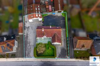 Deze ruime en charmante villa is gelegen in een rustige straat in centrum Oedelem. De grote ruimtes en het vele lichtinval typeren deze villa...