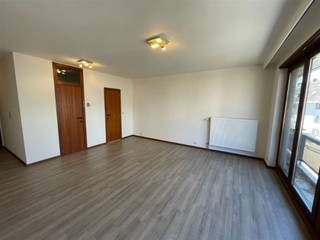 <p><span>Mooi gelegen studio aan de achterkant van het station van Kortrijk : Ruime living met balkon, ingerichte keuken, badkamer met lavabo, ligbad en toilet, kelder. Gunstige Epc 176 kWh/m² UC  2630836.  Algemene onkosten 50 euro/op afrekening. Voor info of bezoek, bel 056.21.58.00 of www.immo-lvb.be, naar pand gaan en online de afspraak inboeken.</span></p>