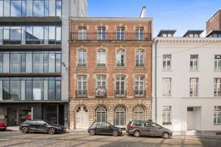 Kantoorgebouw te huur in centrum Brussel, achter de Sint-Goedelekathedraal, de Koningsstraat en het Warandepark. Vlot bereikbaar met het...