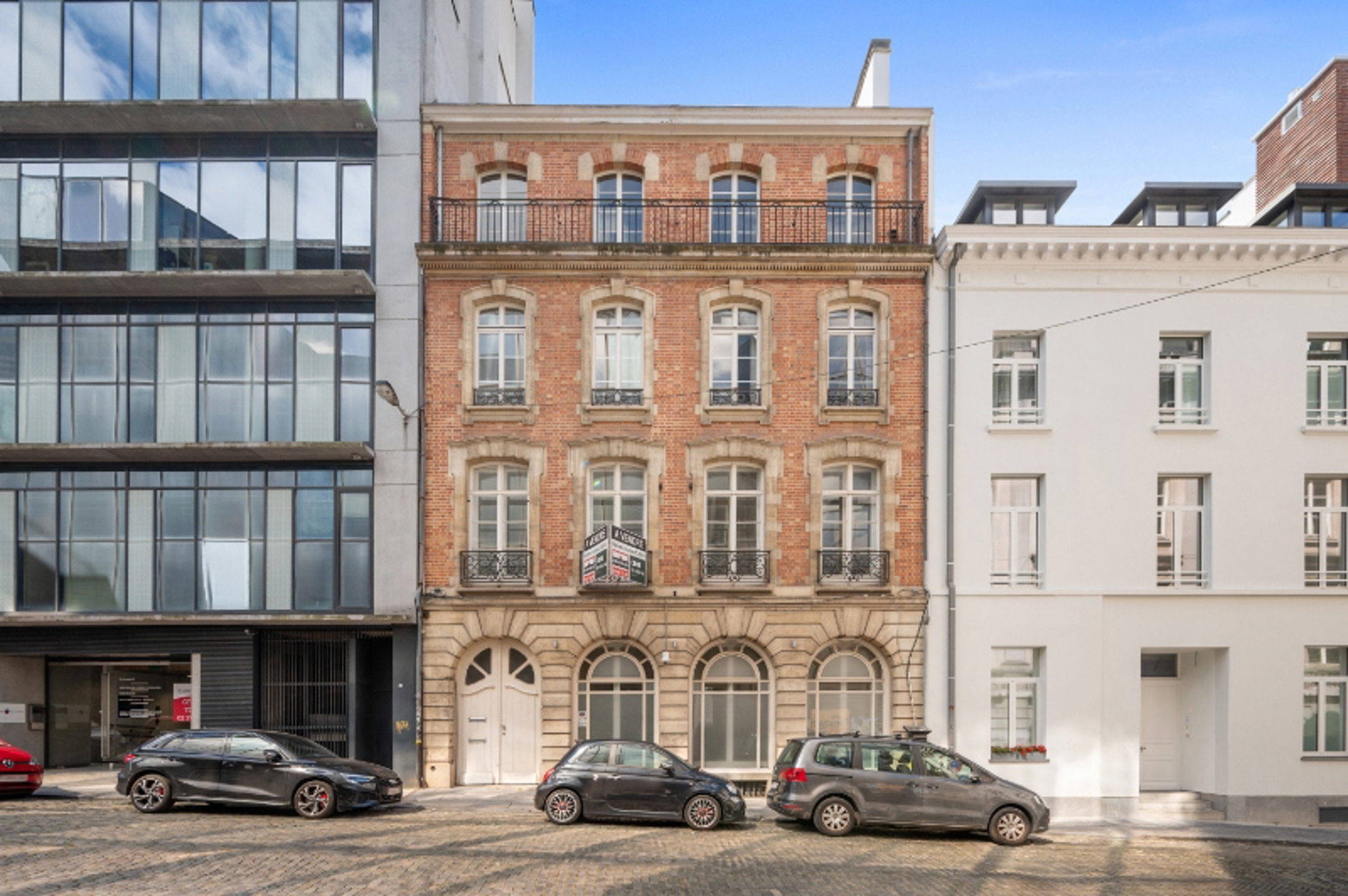 Kantoorgebouw te huur vlakbij de Koningsstraat in Brussel - foto 1