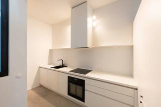 <p>Instapklare, volledig gerenoveerde stadswoning op toplocatie in hartje Antwerpen<br /><br />Op zoek naar een stijlvolle woning op een uitzonderlijke locatie? Deze volledig gerenoveerde stadswoning (2025) combineert hedendaags wooncomfort met een centrale ligging in het bruisende hart van Antwerpen. Op wandelafstand van de universiteit, winkels, scholen, horecazaken en openbaar vervoer geniet u hier van het beste wat de stad te bieden heeft.<br /><br />Bij het betreden van de woning komt u terecht in een ruime en lichtrijke leefruimte, afgewerkt met een moderne polybetonvloer. De open, volledig ingerichte keuken is voorzien van alle comfort, waaronder een oven, dampkap, vaatwasser, koelkast, diepvriezer en voldoende kastruimte. <br /><br />Op de eerste verdieping bevindt zich een zeer ruime woonkamer, een afzonderlijk gastentoilet met handenwasser en een praktische berging met aansluiting voor wasmachine.<br /><br />De tweede verdieping omvat twee comfortabele slaapkamers, evenals een moderne badkamer uitgerust met een douche, dubbele wastafel, hangtoilet en handdoekradiator.<br /><br />Daarnaast beschikt de woning over een aangenaam dakterras, een ideale plek om in alle rust van de buitenlucht en het uitzicht over de stad te genieten.<br /><br />Dankzij de kwalitatieve renovatie, de praktische indeling en de uitstekende ligging is deze woning ideaal voor gezinnen of co-housing.</p>