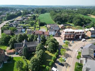 <p><span>Maak kennis met het prachtige project "Den Hamel", een residentieel appartementencomplex in Deurne. Deze ontwikkeling straalt moderniteit en comfort uit, perfect gelegen in een charmante omgeving.</span></p><p><span> </span></p><p><span>De architectuur van "Den Hamel" is een harmonieuze mix van eigentijds ontwerp en functionele ruimte, met ruime woonkamers die baden in natuurlijk licht dankzij grote ramen. Elk appartement beschikt over een elegant ingerichte keuken, voorzien van moderne apparatuur en hoogwaardige afwerkingen.</span></p><p><span> </span></p><p><span>De ruime, zuid gerichte, overdekte terrassen vormen een ideale plek om te ontspannen en te genieten van het groene uitzicht.</span></p><p><span> </span></p><p><span>A1.02 is een knap appartement op de 1ste verdieping van 100m2 - 2slaapkamers - terras van 8m2</span></p><p><span> </span></p><p><span>Het project is gelegen in een prachtige groene omgeving en heeft een uitstekende bereikbaarheid zowel naar Diest als Tessenderlo. </span></p><p><span>Kies voor je voor "Den Hamel" dan kies je voor comfortabel wonen op een zeer mooie locatie. Mis deze kans niet en maak vandaag nog een afspraak voor een uitgebreide presentatie van dit project.</span></p><p><span>Bel Immodiest 013/31.25.22.</span></p>