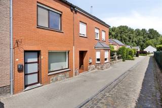 <p><span>Gelegen in een rustig en doodlopend straatje, op een zucht van Leuven en op wandelafstand van de bruisende dorpskern van Bierbeek, zijn wij verheugd deze knusse en instapklare starterswoning te koop aan te bieden. <br />Deze fijne woning is gelegen op een perceel van 80 m² en heeft een nuttige bewoonbare oppervlakte van 79 m² en omvat op het gelijkvloers een living met aansluitend de lichtrijke keuken, een gastentoilet en een veranda met toegang tot de gezellige koer met praktische berging. Hogerop op de eerste verdieping bevinden er zich een nachthal, 2 volwaardige slaapkamers en een badkamer. Verder beschikt dit eigendom nog over een bergzolder. <br /></span><span>Kortom, deze gezellige woning met stadskoer, gelegen op een rustige doch centrale locatie is zeker uw bezoek waard. Voor snelle beslissers. </span></p>