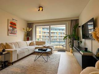 <p>Indeling:<br />Lichtrijke leefruimte met open keuken en zicht op terras. Ruime slaapkamer, badkamer met douche en apart gastentoilet.</p><p>Troeven: Elek. conform, Gunstig epc, in het centrum van Kortrijk.</p><p>Verder is er nog een staanplaats beschikbaar voor 15.000 Euro. <br />Voor meer info of een bezoek mail naar info@property-vastgoed.be</p>