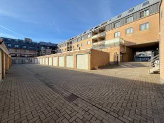 In Residentie Arcada, gelegen in de Stationsstraat (centrum van Aalter), staat deze gesloten garagebox te huur. Via de inrit en inrijpoort in...