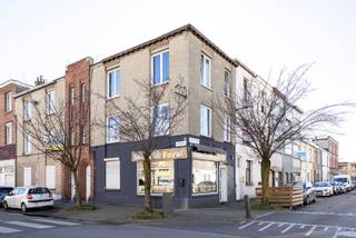 Bent u op zoek naar een ideale investeringseigendom gelegen op een goede ligging? Dan stellen wij u dit handelshuis bestaande uit een handelsgelijkvloers en twee woongelegenheden voor!<br /><br />Indeling<br />Op het gelijkvloers situeert zich een handelspand met horeca-uitbating. Op de eerste en tweede verdieping vindt u telkens een appartement bestaande uit een woonkamer, keuken, badkamer en twee slaapkamers. <br /><br />Ligging<br />Het eigendom geniet van een uitstekende ligging: u bevindt zich vlakbij de belangrijkste verbindingswegen. Het handelscentrum van Deurne situeert zich op enkele meters van het eigendom. Tram 5 en bus 33 stoppen voor de deur.<br /><br />Verder informeren we u graag dat het statusrapport voor dit eigendom het volgende vermeldt:<br />"Het bestaande aantal bestaande woongelegenheden (2) is voldoende bewezen. Er is onvoldoende bewijs terug te vinden dat de interne inrichting van het pand anders zou zijn dan die uit de toelating van 1927."<br /><br />Het eigendom bezit over drie EPC's en een EPC gemeenschappelijke delen:<br />Handelsgelijkvloers: energielabel D - 20260115-0003776010-KNR-1<br />Eerste verdieping: 211kWh/m² jaar (energielabel C) - 20260115-0003776017-RES-1<br />Tweede verdieping: 675kWh/m² jaar (energielabel F) - 20260115-0003776025-RES-1<br />Gemeenschappelijke delen: 202601114-0003775999-GD-1<br /><br />Interesse? Bel dan snel naar One vastgoed via 03 360 85 30!