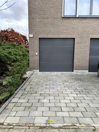 Op een zeer gunstige locatie nabij het park, het centrum en natuurgebied de Oude Landen bieden wij dit ruim (98m²), te renoveren halfopen...