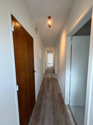 Ligging:<br />Dit gerenoveerd appartement is in het centrum van Kasterlee gelegen. Hierdoor zijn alle faciliteiten op korte afstand terug te vinden (scholen, winkels, openbaar vervoer).<br /><br />Beschrijving:<br />Het appartement bestaat uit:<br />- Inkomhal<br />- Ruime leefruimte met aansluitende, volledig uitgeruste keuken<br />- Badkamer met lavabo, badkamermeubel, douche en toilet<br />- 3 slaapkamers<br />- Groot terras<br />- Gemeenschappelijke buitenberging<br /><br />Extra:<br />- Onmiddellijk beschikbaar<br />- De huurprijs bedraagt 800 euro/maand<br />- EPC-Label C<br /><br />Uitsluitend via onze website www.vastengoed.be kan u een bezichtiging inplannen op de vooropgestelde bezoekmomenten. Voor andere vragen kan u het kantoor bereiken op het nummer 014 72 73 74