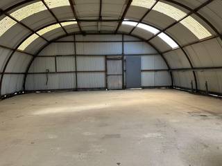 Deze opslagruimte heeft een oppervlakte van 125 m², op het industrieterrein van Torhout.<br /><br />Afmetingen 14 m op 9 m. <br /><br />Deze loods/atelier heeft ook een buitenparking met plaats voor 3 wagens.<br /><br />Centrale ligging te Torhout, nabij de E403 op- en afrit 10 Torhout.<br /><br />Direct vrij. Huurprijs 395 €/mnd.