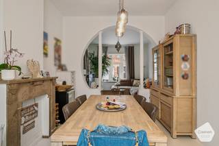 Cette maison idéalement située à Blankenberge, à distance de marche de la plage, de la gare et de la Grand-Place, est entièrement prête à...