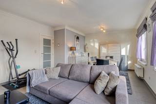 Dit zeer gunstig gelegen appartement met een bewoonbare oppervlakte van 87m² bevindt zich op de 2de verdieping.
De indeling omvat één slaapkamer, een badkamer, een aparte keuken en een zeer ruime berging (met aansluitingen voor was-en droogmachine). Gelegen in een rustige straat, nabij het centrum van Dilbeek en Itterbeek, met een vlotte verbinding naar winkels, openbaar vervoer en belangrijke invalswegen.
Geen gemeenschappelijke kosten, aparte tellers voor water, gas en elektriciteit. Vrij vanaf 15/02/2026! Indien u graag een bezoek wenst, aarzel niet ons te contacteren op affligem@immoaccenta.be