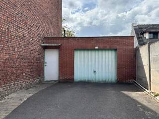 Zeer goed gelegen bouwgrond nabij Carrefour. Geschikt voor een eengezinswoning met inpandige garage, 2 bouwlagen en hellend dak. Bij het slopen van de garage is het mogelijk voor natuurlijke personen, projectontwikkelaars en investeerders herop te bouwen aan 6% BTW. Een wadi is niet langer verplicht op dit perceel wegens perceel van net minder dan 6 meter breed. Warmtepomp kan ook aan 6% BTW. Allemaal voordelen. De gesloten garagebox is nog verhuurd. Momenteel verhuurd aan € 152,30 per maand. Maandelijks opzegbaar voor verhuurder. Huurder is nog gebonden tot betaling van de huur tot 31/07/26. Eventueel wel al beschikbaar bij akte.<br /><br />