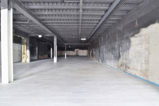 Op zoek naar een zéér ruim commercieel pand in Beveren? <br />Dit handelspand in de Vrasenestraat biedt een totale bruikbare oppervlakte van 567 m² en beschikt over een zéér gunstig EPC-label B. Op een boogscheut van de Grote Markt is er tevens voldoende publieke parking.<br /><br />De commerciële ruimte van ca. 510 m² vormt het hart van het gebouw en biedt tal van mogelijkheden. Daarnaast zijn er een opslagruimte (ca. 43 m²), een kitchenette met bureauruimte (14,8 m²) en een apart toilet aanwezig.<br /><br />Het pand is uitgerust met aluminium ramen met HR-glas, een lucht-lucht warmtepomp en een gascondensatieketel. <br />Dit handelspand kan ook gehuurd worden aan 5 500 EUR per maand.<br /><br />De voornaamste troeven is de commerciële ligging met publieke parking op de Grote Martk, 567 m² bruikbare oppervlakte, EPC-label B, reeds parkettegel in de commerciële ruimte, flexibel in te richten, praktische indeling, ...<br /><br />Contacteer ons voor bijkomende informatie en/of een bezoek via verkoop@homevast.be of tel. 03 344 77 44.