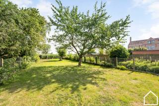 Deze charmante en goed onderhouden woning met z'n prachtige tuin biedt naast zijn landelijke verzichten ook nog eens  een toplocatie met tal van mogelijkheden op 100m van de Leie<br /><br />ONTDEK DE WONING VIA DE VIDEO: https://youtube.com/shorts/kUvLH4SetYg<br /><br />*De render foto's zijn louter gemaakt op basis van het schilderen van de muren in het wit en het plaatsen/leggen van lichte houten laminaat<br />*Met het plaatsen van dakisolatie en/of zonnepanelen heeft u aan de renovatieplicht voldaan<br /><br />INDELING:<br /><br />GLV: Inkomhal (5,6m²) - leefruimte met houtkachel (30,67m²) - keuken met frigo, oven spoelbak, gasfornuis (16,7m²) - badkamer met apart toilet, douchel, enkel wasmeubel en handdoekradiator (5,34m²) - dubbele garage met automatische sectionale poort (48,81m²) - terras (70m²) - tuin (780m²) - tuinhuis (30m²) - <br /><br />VERDIEPING 1: Nachthal (15,6m²) - 2 slaapkamers (10m² - 10m²)  <br /><br />VERDIEPING 2: Vaste trap naar de zolder (29,3m²) waar een 3de kamer gemaakt kan worden<br /><br />VERDIEPING -1: Kelder (6,5m²) <br /><br />EXTRA: Regenwater - steenputwater - de garage van de woning ligt volledig in woongebied waardoor er bovenop de garage nog een etage gezet kan worden<br />