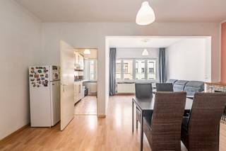 [[ DIT PAND NEEMT DEEL AAN DE ERA OPEN HUIZEN DAG OP 19/9 VAN 9:30 TOT 10:30 ]]
<p>Comfortabel appartement in een rustige, residentiële buurt van Antwerpen met vlotte verbindingen en openbaar vervoer vlakbij.</p>

<p>Dit appartement in de Golfstraat combineert een aangename woonomgeving met de nabijheid van de stad. Dankzij de rustige ligging geniet u hier van comfortabel wonen, terwijl winkels, openbaar vervoer en belangrijke invalswegen zich op korte afstand bevinden. De praktische indeling met twee slaapkamers maakt het appartement geschikt voor zowel eigen bewoning als investering. De lichtrijke leefruimte en functionele keuken zorgen voor een aangename woonervaring. Bovendien beschikt het appartement over een gunstig EPC-label B.</p>

<p> </p>

<p>Belangrijkste ruimtes:<br />• Lichtrijke woonkamer met aangename leefruimte<br />• Functionele keuken uitgerust met oven, dampkap en gasfornuis<br />• Slaapkamer met comfortabele oppervlakte<br />• Tweede slaapkamer, ideaal als kinder-, logeer- of bureauruimte<br />• Badkamer voorzien van douche, toilet en enkele wastafel<br />• Inkomhal met toegang tot de verschillende ruimtes</p>

<p>Troeven:<br />• Rustige ligging met de stad dichtbij<br />• Openbaar vervoer en dagelijkse voorzieningen vlakbij<br />• Interessant voor zowel eigen bewoning als investering</p>

<p> </p>

<p>Neem vandaag nog contact op met je ERA-makelaar voor een bezoek.</p>

<p>JOUW DROOMAPPARTEMENT. ZO GEVONDEN!</p>