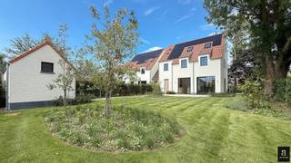 Instapklare nieuwbouwkoppelvilla met vijf slaapkamers te Knokke-Heist aan de polders. Indeling: inkomhal met vestiaire en gastentoilet. De...