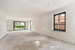 <p>Deze moderne halfopen bebouwing is rustig gelegen in de nieuwe verkaveling Solterveld, nabij het sfeervolle centrum van Opitter. De ligging is bijzonder praktisch voor gezinnen: de lagere school en kinderopvang bevinden zich in de onmiddellijke omgeving. Dankzij het gemeenschappelijke plein in de verkaveling en de afwezigheid van doorgaand verkeer, geniet u hier van een veilige, gezellige en uiterst kindvriendelijke buurt.<br /><br /><strong>Deze nieuwbouwwoning wordt instapklaar afgeleverd</strong> en wordt gebouwd volgens een traditionele en degelijke methode met een praktische indeling die inspeelt op hedendaags wooncomfort. Op het gelijkvloers vindt u een lichtrijke leefruimte met een open keuken van het Duitse kwaliteitsmerk Nolte. De verdieping beschikt over 4 ruime slaapkamers en een volledig uitgeruste badkamer met zowel een ligbad als een inloopdouche. Daarnaast is er extra bergruimte voorzien dankzij een vaste trap naar de zolder. Buiten is de woning voorzien van een moderne wadi voor natuurlijke waterinfiltratie en een ruime regenwaterput van 10.000 liter.<br /><br /><strong>Enkele troeven:</strong></p>

<ul><li><strong>Duurzaam wonen:</strong> Uitgerust met een lucht-water warmtepomp en 10 zonnepanelen.</li><li><strong>Optimaal klimaat:</strong> vloerverwarming op het gelijkvloers en in de badkamer, gecombineerd met een ventilatiesysteem D.</li><li><strong>Kindvriendelijke</strong> <strong>locatie</strong>: In een rustige, doodlopende omgeving met een gemeenschappelijk plein en scholen vlakbij.</li><li><strong>Nieuwbouw:</strong> Verkoop onder 21% BTW-stelsel en grond onder registratierechten</li></ul>

<p>Ben je op zoek naar een moderne, energiezuinige gezinswoning op een toplocatie in Opitter? Neem dan gerust contact met ons op via <strong>impact@era.be</strong> of <strong>089 46 48 63</strong>. Khaz helpt je graag verder!</p>