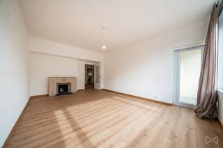 Info en bezichtiging: 02 315 51 71. <br />Gelegen aan het Rdpt de l'Etoile 5, naast de zeer gewilde Avenue Louise, op een steenworp afstand van het Zeeuwse Bos en de Abdij van de Kam, biedt We Invest u dit prachtige appartement met 2 slaapkamers van ±83 m² bruto, in gerenoveerde staat. Het bestaat uit een inkomhal met een apart toilet, een ruime, lichte woonkamer met terras, een aparte, volledig uitgeruste keuken van ±8 m² met balkon, 2 mooie slaapkamers (14 en 9 m²) en een badkamer. Recente dubbele beglazing, elektriciteit conform, EPC: C. Lift, gezonde mede-eigendom, inclusief kelder.<br />Te bezoeken zonder uitstel!