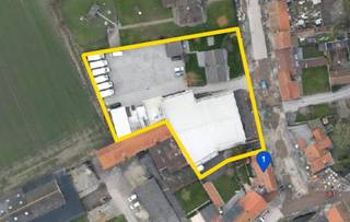 Bedrijfsgebouw met met kantoren, gekoelde magazijnen en woonst te koop aangeboden in centrum Avekapelle, vlak nabij op -en afritten...